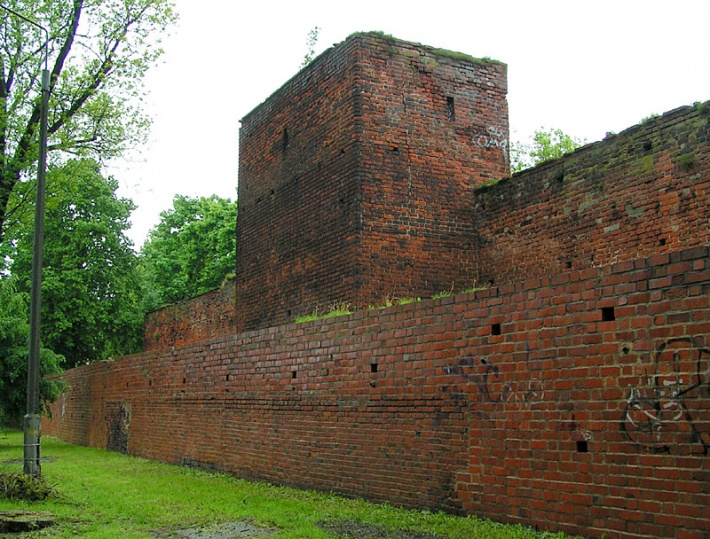 Namysłów - południowe mury obronne z basztą