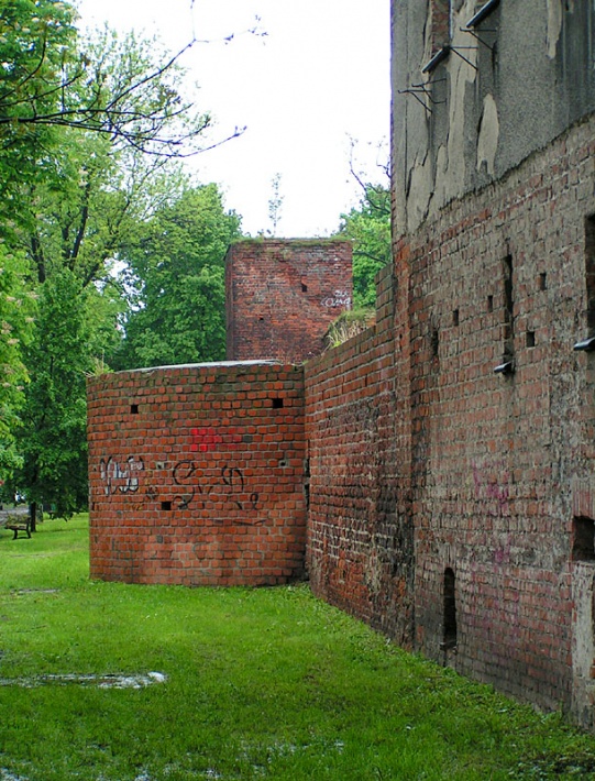 Namysłów - południowe mury obronne z basztami