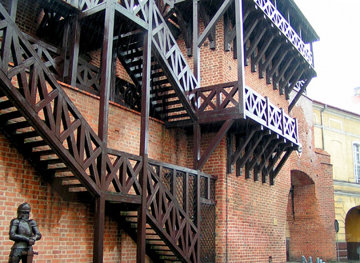 Namysłów - drewniane schody prowadzące do wieży Bramy Krakowskiej