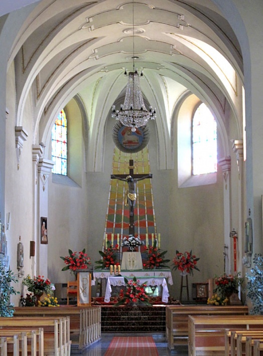 kościół św. Marcina w Lelowie - prezbiterium z cudownie ocalonym z pożaru krucyfiksem