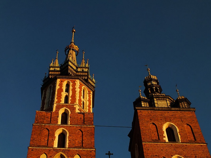 Kraków - wieże kościoła Mariackiego, wyższa wieża zwana jest hejnalicą