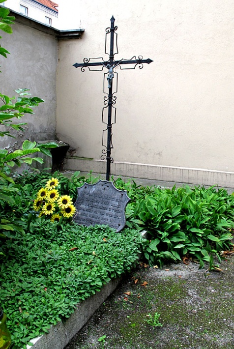 kościół poreformacki w Kaliszu - wspólna mogiła, gdzie pochowano kości ekshumowane z cmentarza przykościelnego