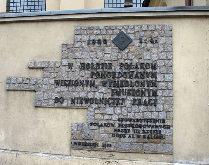 kościół poreformacki w Kaliszu - tablica upamiętniająca męczeństwo Polaków podczas II wojny światowej