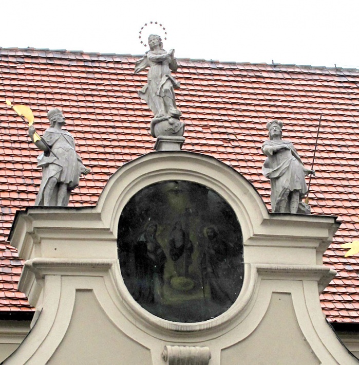 kościół poreformacki w Kaliszu - obraz Świętej Rodziny w zwieńczeniu szczytu Kaplicy Żołnierskiej