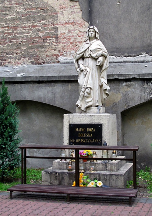 kościół poreformacki w Kaliszu - barokowa figura Matki Bożej Bolesnej