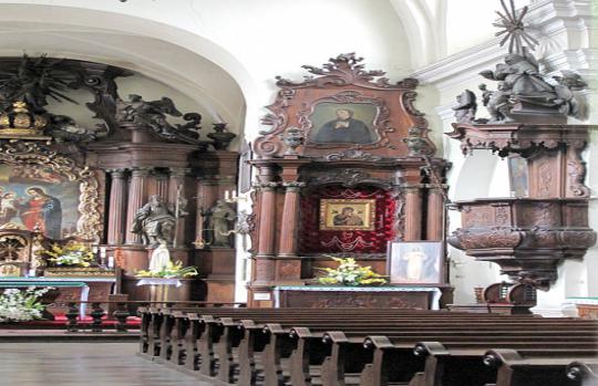kościół poreformacki w Kaliszu - ołtarz główny i dwa ołtarze boczne