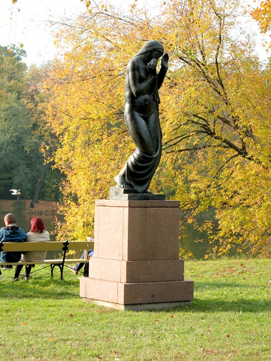 Park Skaryszewski w Warszawie - rzeźba &quot;Rytm&quot; Henryka Kuny