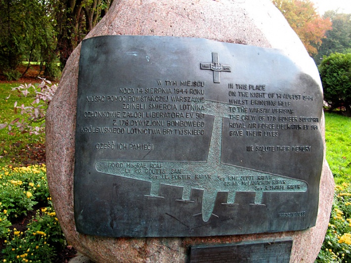 Park Skaryszewski w Warszawie - pomnik poświęcony załodze Liberatora EV 961, niosącej pomoc powstańczej Warszawie
