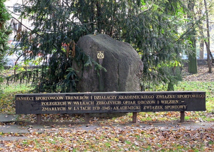 Park Skaryszewski w Warszawie - pomnik upamiętniający Sportowców, Działaczy i Trenerów AZS, poległych w czasie II wojny światowej