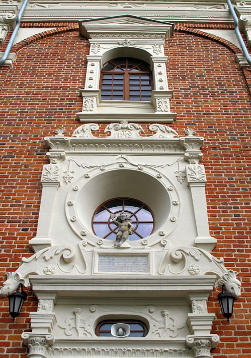 Gołąb - kościół parafialny, dekoracja fasady