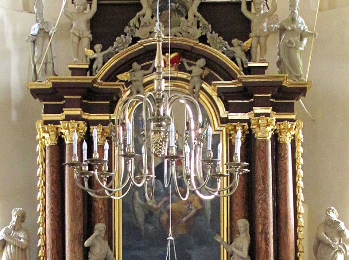 Gołąb - kościół parafialny, żyrandol manierystyczny z figurkami apostołów
