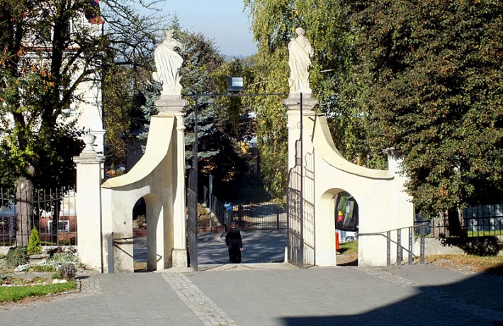 kościół św. Józefa w Klimontowie - brama do świątyni