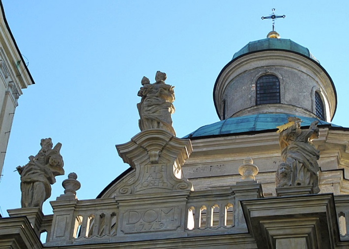 kościół św. Józefa w Klimontowie - figura św. Józefa wieńcząca fasadę