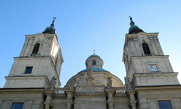 kościół św. Józefa w Klimontowie - zwieńczenie fasady, wieże i wielka kopuła