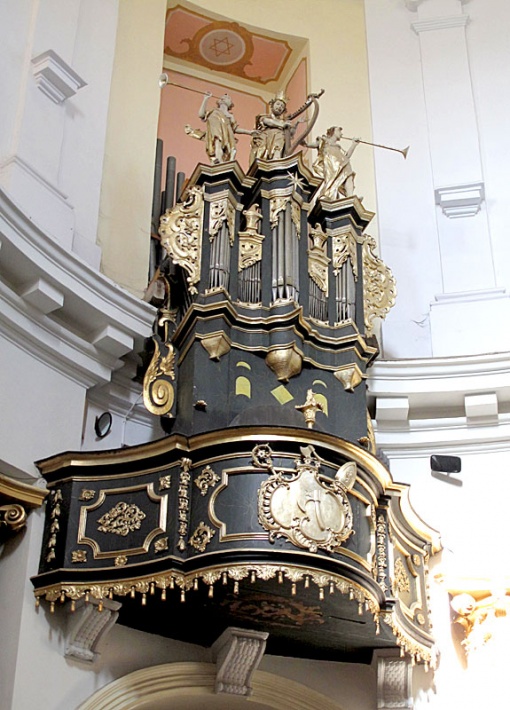 kościół św. Józefa w Klimontowie - organy zwieńczone figurą króla Dawida z harfą