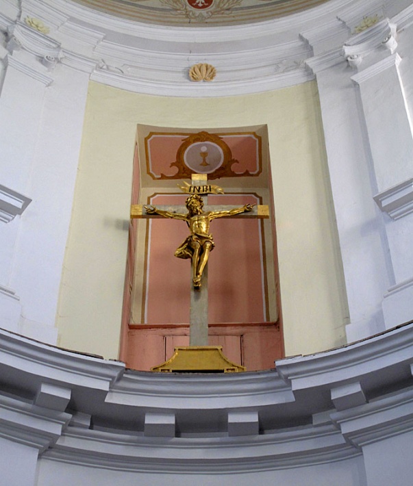 kościół św. Józefa w Klimontowie - krzyż na tęczy, nad wejściem do prezbiterium