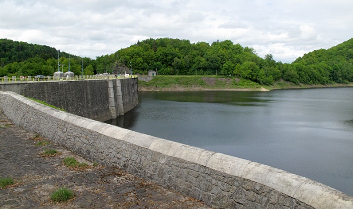 Pilchowice - zapora na Bobrze od strony zalewu i zbiornik przelewu powierzchniowego
