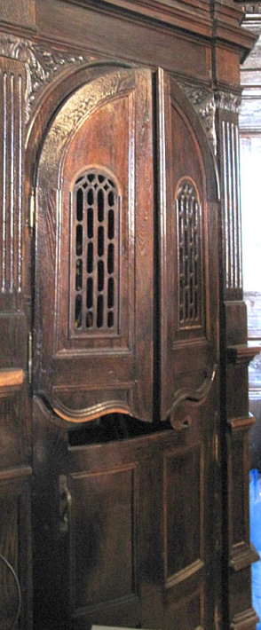 Kościół w Krasnem - konfesjonał w zakrystii