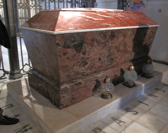 Kościół w Krasnem - krypty, grobowiec biskupa kamienieckiego Adama Krasińskiego