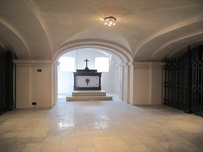 Kościół w Krasnem - krypty grobowe, kaplica