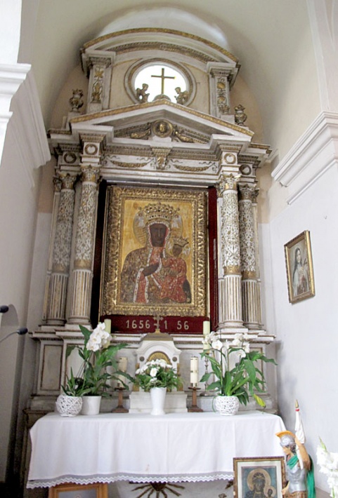 Kościół w Krasnem - ołtarz MB Częstochowskiej w nawie południowej