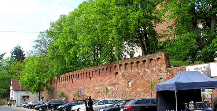 Łagów - południowy mur obronny zamku