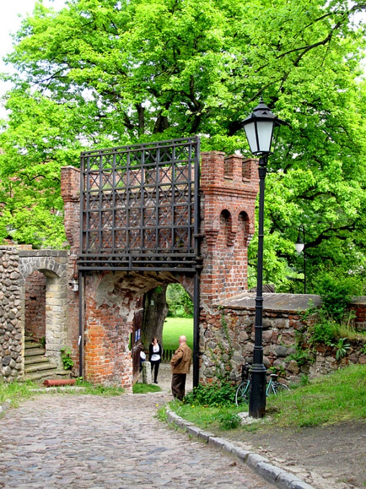 Łagów - brama wjazdowa do zamku, wyposażona w opuszczaną żelazną kratę