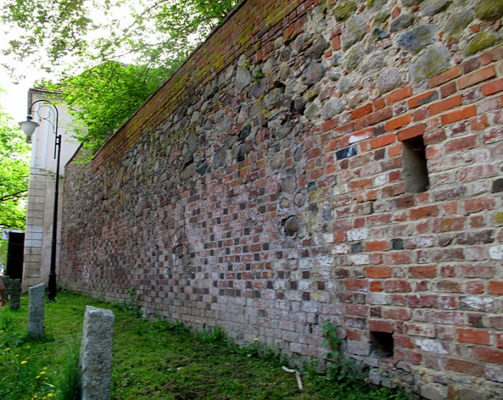 Łagów - wschodni mur obronny zamku