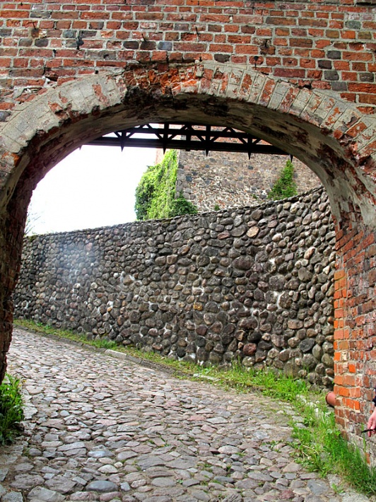 Łagów - brama wjazdowa, mur kurtynowy i podjazd