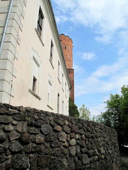 Łagów - południowe skrzydło zamku i kamienny mur kurtynowy
