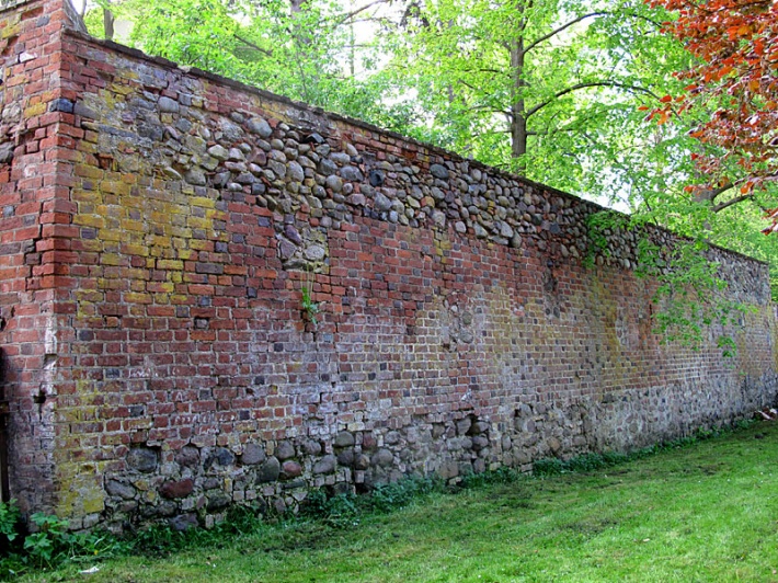 Łagów - północny odcinek murów obronnych zamku