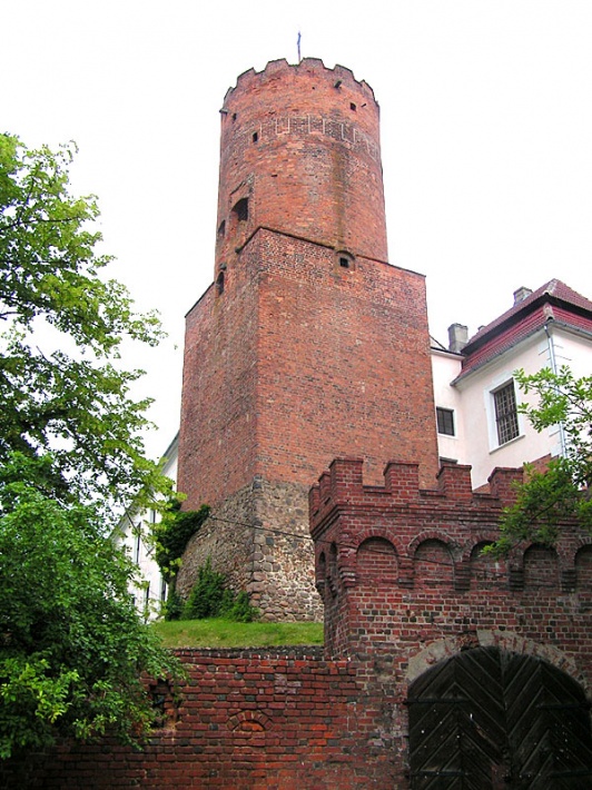 Łagów - wieża zamkowa i brama wjazdowa do zamku