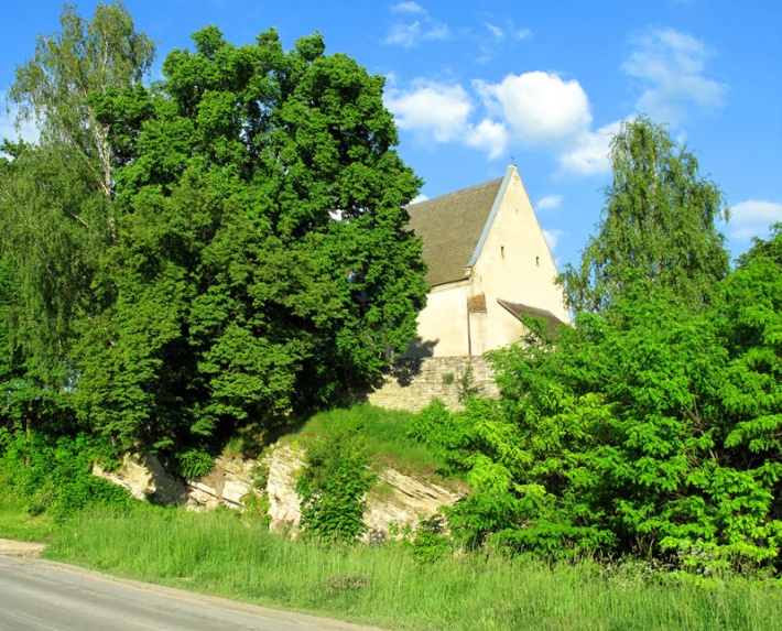 Szydłów - kościół Wszystkich Świętych na wzgórzu ponad grotą zbója Szydły