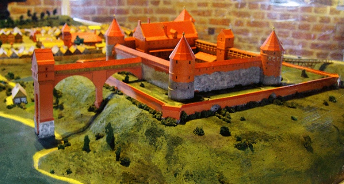 Makieta zamku w Bytowie z basztami i wieżą sanitarną