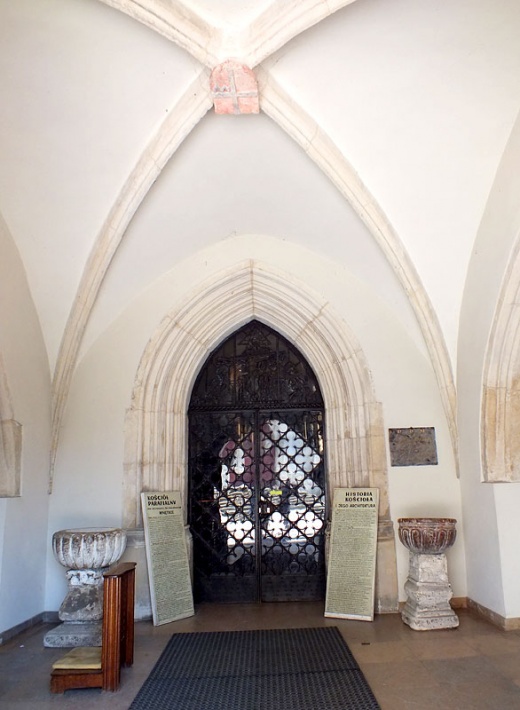 Kościół św. Jana w Pińczowie - gotycki portal z kruchty do nawy głównej, po bokach XVII-wieczne kropielnice