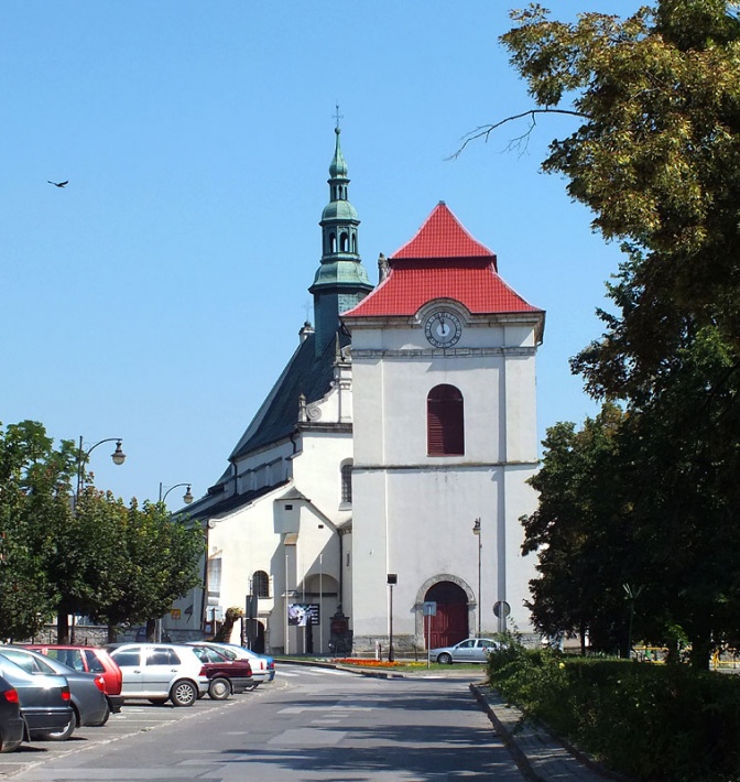 Kościół św. Jana w Pińczowie - na pierwszym planie dzwonnica, widok od zachodu