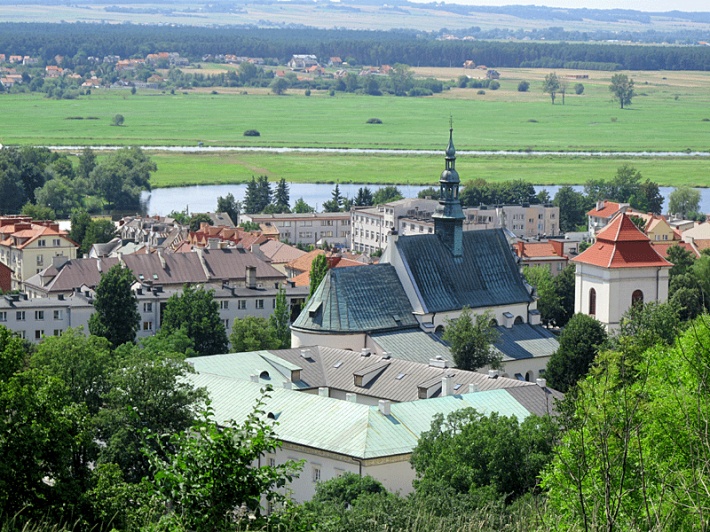Kościół św. Jana w Pińczowie i zabudowania klasztorne, z prawej dzwonnica