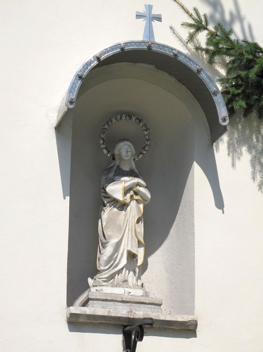 Kościół św. Jana w Pińczowie - figura Marii Niepokalanej na elewacji kaplicy Aniołów