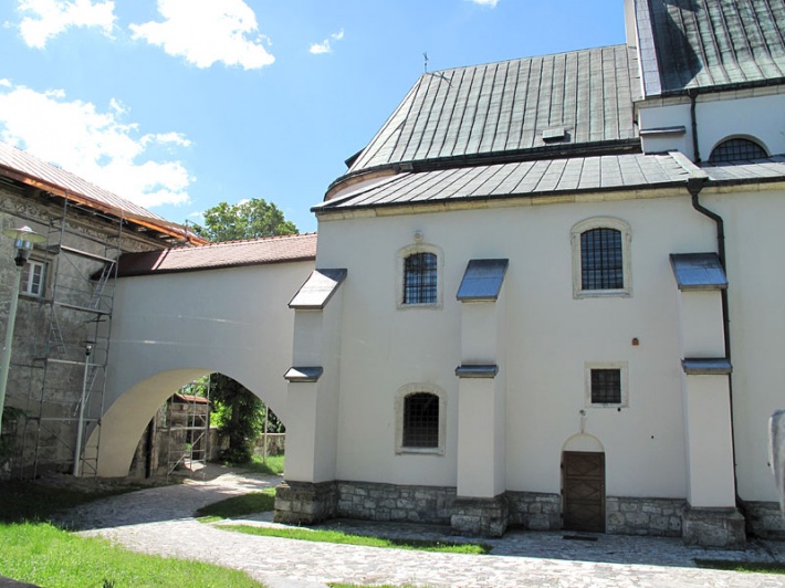 Kościół św. Jana w Pińczowie - nadwieszone przejście z oratorium zakonnego do zabudowań klasztornych