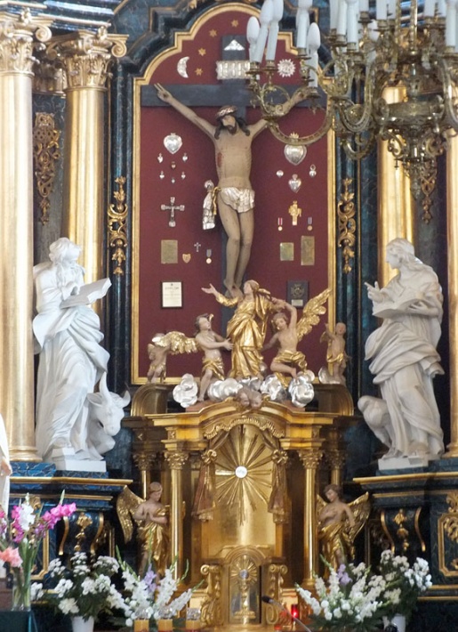 Kościół św. Jana w Pińczowie - krucyfiks w ołtarzu głównym