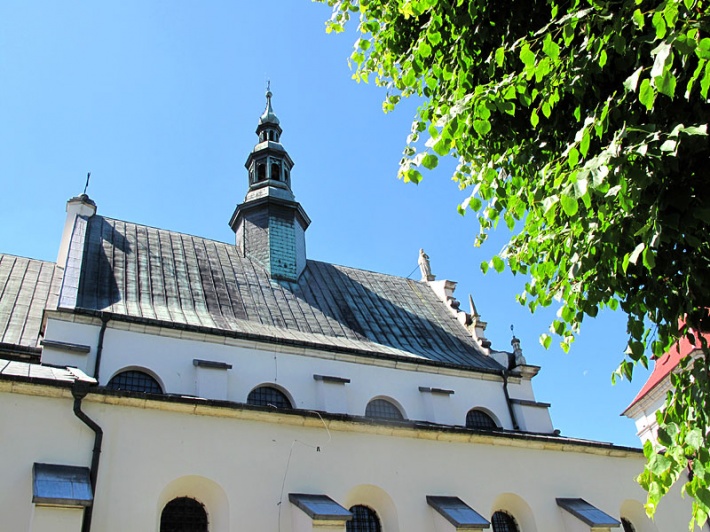 Kościół św. Jana w Pińczowie - dach świątyni z wieżyczką sygnaturki