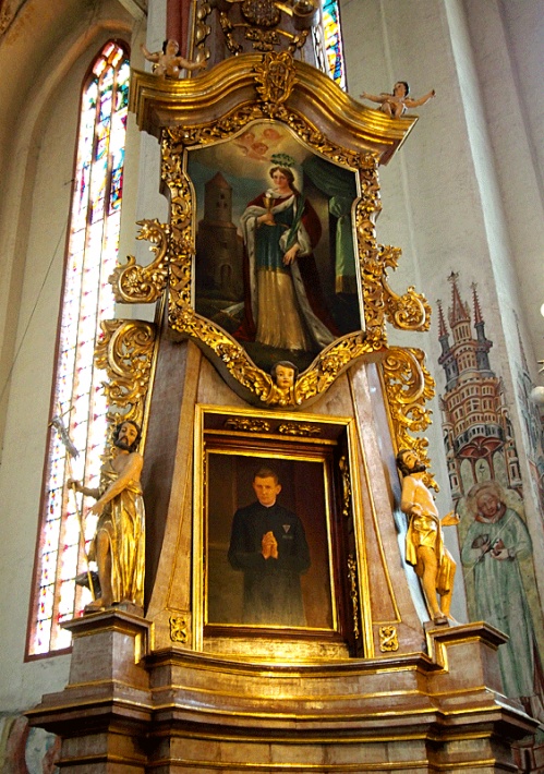 Kościół Marii Panny w Toruniu - ołtarz boczny z obrazami św. Barbary i bł. ks. Stefana Frelichowskiego