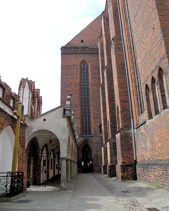 Kościół Marii Panny w Toruniu - portal wschodni, z lewej krużganek z kryptami, z prawej południowa elewacja prezbiterium