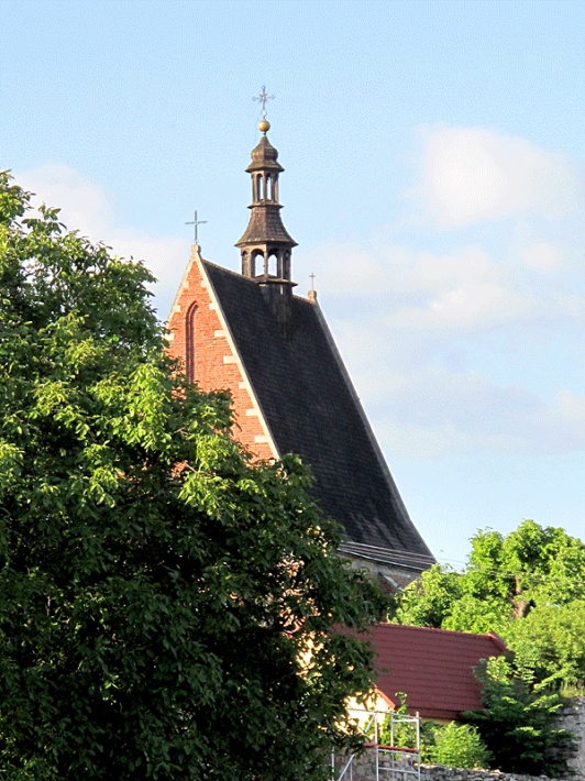 Kościół św. Władysława w Szydłowie dominujący nad miejscowością