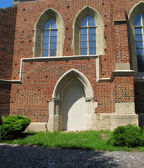 Kościół św. Władysława w Szydłowie - zamurowany, gotycki portal południowy