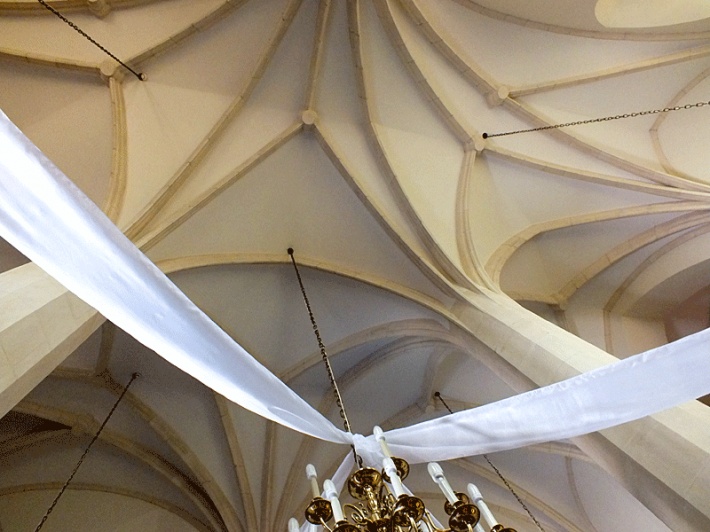 Kościół św. Władysława w Szydłowie - sklepienie naw wsparte na dwóch filarach