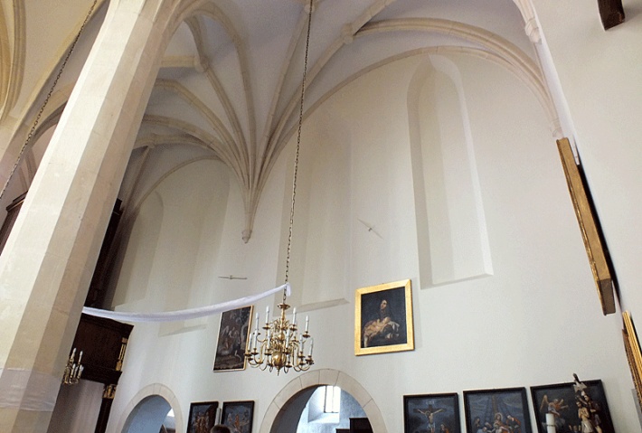 Kościół św. Władysława w Szydłowie - ściana północna z zamurowanymi oknami