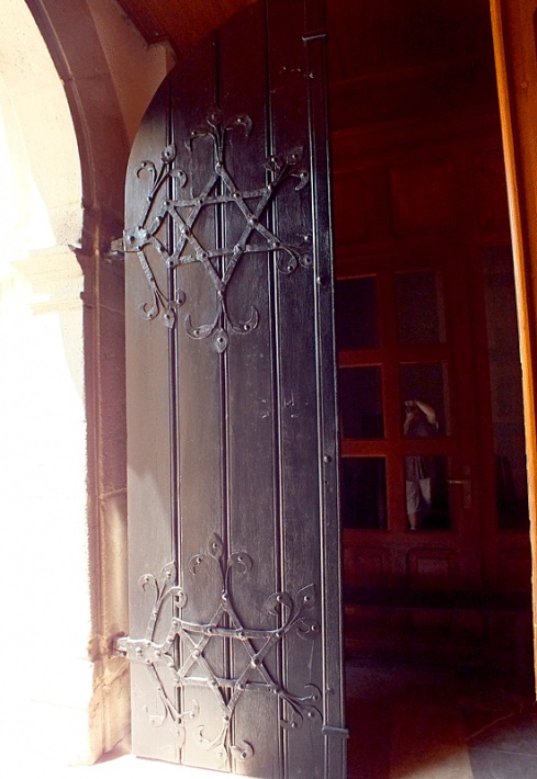 Kościół św. Władysława w Szydłowie - drzwi w głównym portalu z dekoracyjnymi okuciami