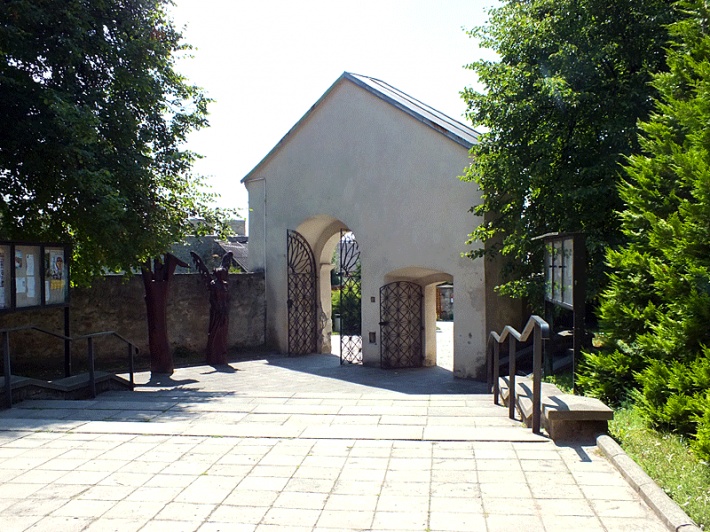 Kościół św. Władysława w Szydłowie - zachodnia brama od strony kościoła