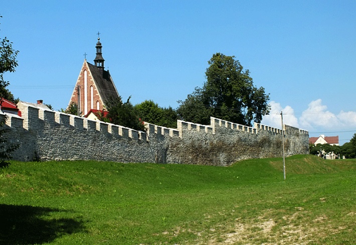 Kościół św. Władysława w Szydłowie zza średniowiecznych murów miejskich